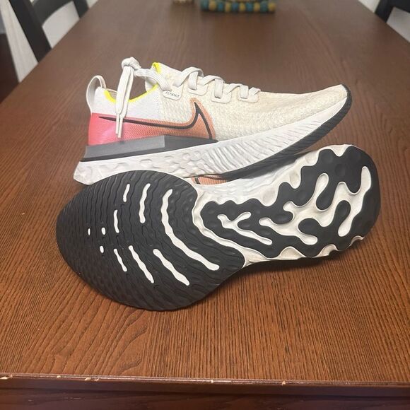 NIKE INFINITY REACT FLYNIT - Picture 3 of 8